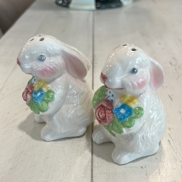 Vintage salt and‎ pepper, bunny shakers - Picture 6 of 6